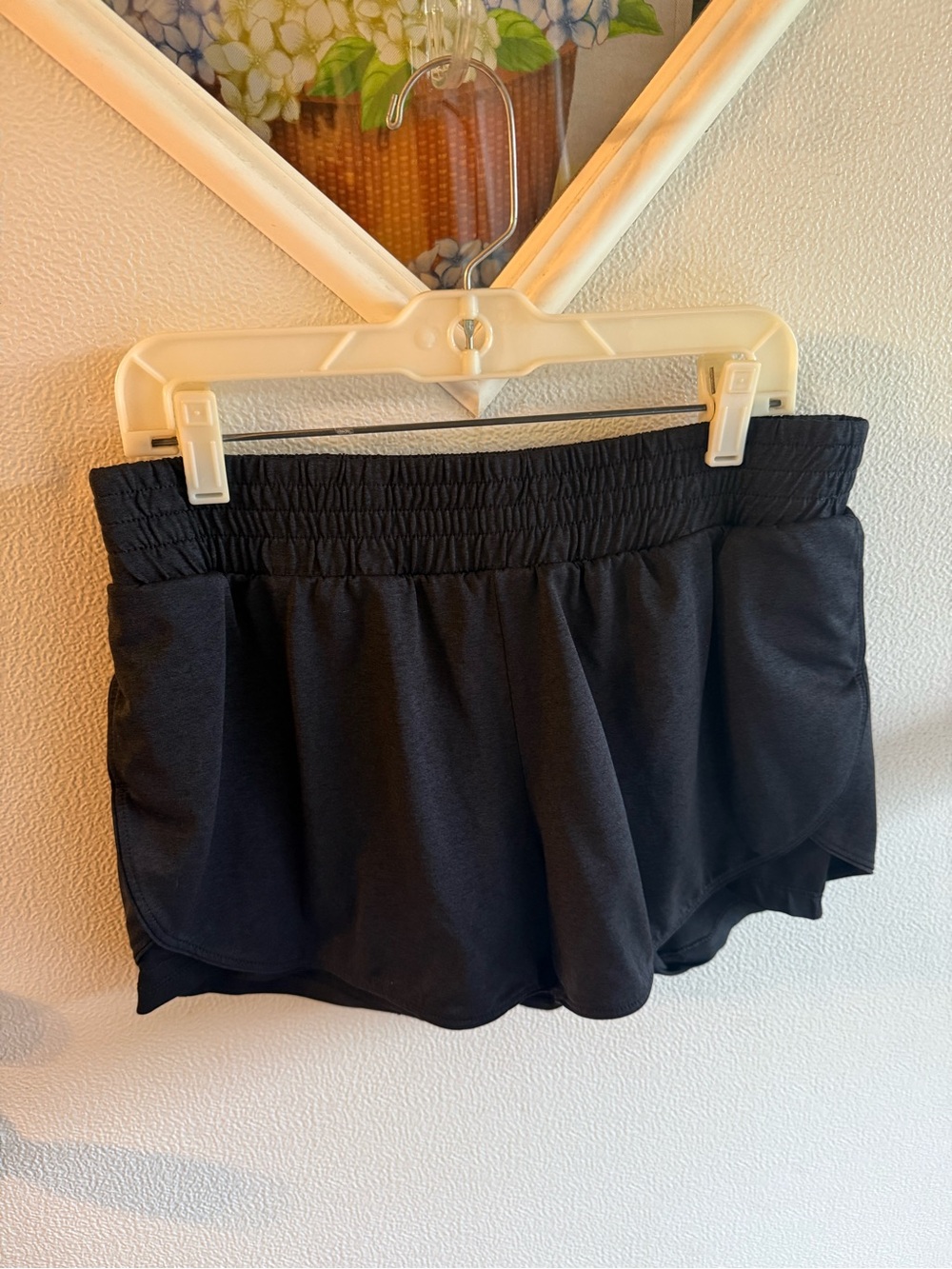 Brooks Ghost 3" Running Shorts Black Size M Smocked Waist Petal Hem
